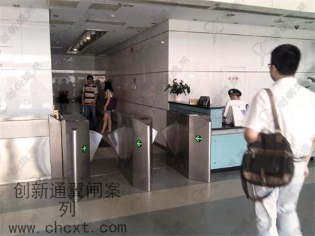 南京大廈翼閘通道案例